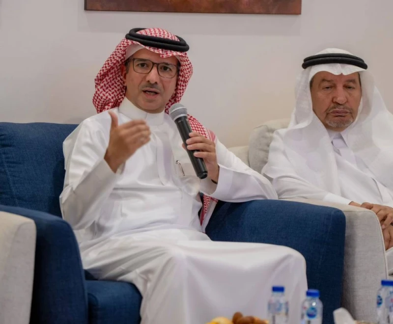 استعرض نائب وزير الموارد البشرية والتنمية الاجتماعية للعمل د. عبدالله بن ناصر أبوثنين خلال استضافته في ديوانية الكتاب بمقر الجمعية السعودية لكتاب الرأي بمدينة الرياض أبرز منجزات وز