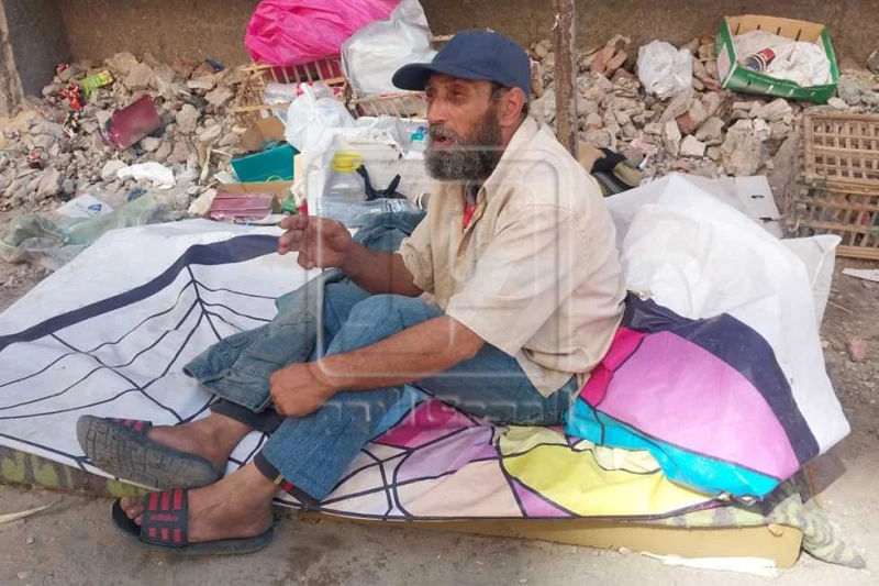 مأساة عم هشام في دمياط.. دخل المستشفى للعلاج فطردوه من مسكنه: منتظر الموت يرحمني معاناة إنسانية يعيشها شخص في شوارع دمياط، لم يجد ملجأ له سوى الطرقات العامة، وبينما يفترش الأرض ويل