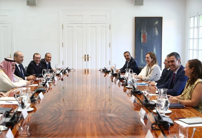 وزير الخارجية من مدريد: يجب وقف إطلاق النار في غزة وتنفيذ حل الدولتين شارك وزير الخارجية الدكتور بدر عبد العاطي في اللقاء الجماعي لرئيس الوزراء الإسباني بيدرو سانشيز مع وزراء خارجي