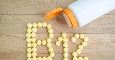 تجنب تناول هذه الأطعمة والمشروبات مع مكملات فيتامين ب12 صحة وطب فيتامين ب12 هو عنصر غذائي أساسي يلعب دورا حيويا فى العديد من وظائف الجسم، بما في ذلك إنتاج خلايا الدم الحمراء، ووظيف