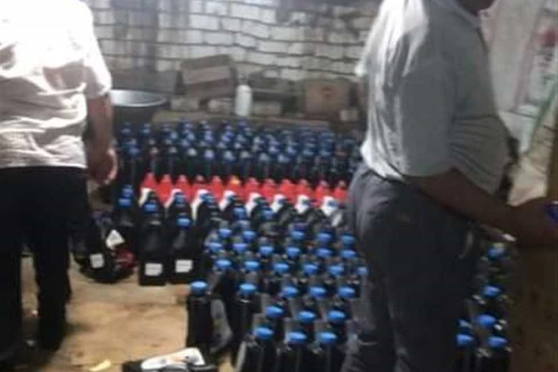 صدمة لأصحاب السيارات في الشرقية.. ضبط مصنع لإعادة تعبئة الزيوت المغشوشة كثفت الأجهزة الرقابية بالشرقية، بالتنسيق مع مباحث التموين، وجهاز حماية المستهلك، ومديريتي الصحة، والطب البيط