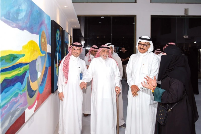 افتتح الفنان التشكيلي محمد الصقعبي أول رئيس لقسم الفنون التشكيلية بجمعية الثقافة والفنون بالدمام المعرض الفني الشخصي رحلة للفنانة التشكيلية بسمة