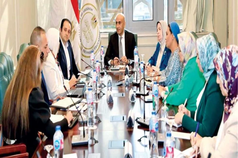 وزير التعليم يبحث مع حياة كريمة تعزيز أوجه التعاون بين الوزارة والمؤسسة التقى محمد عبد اللطيف، وزير التربية والتعليم والتعليم الفنى، بوفد من مؤسسة