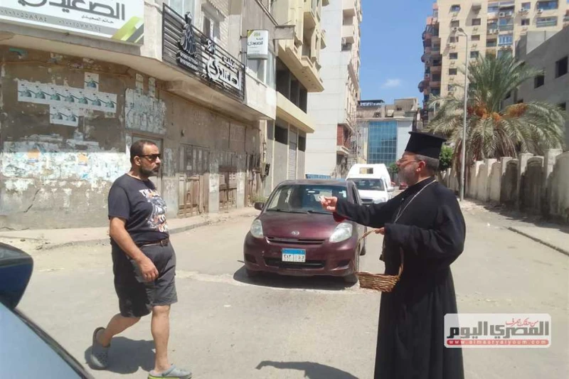 كاهن كنيسة الروم الأرثوذكس بدمياط يوزع حلوى المولد على المسلمين: المحبة من تعاليم الأديان أريد مشاركة المسلمين فرحتهم بهذا العمل المقدس كعادة كل عام، بهذه الكلمات عبر الأب هشام بند