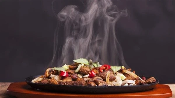 ماذا يحدث للجسم عند تناول الأطعمة الساخنة جدا؟تناول الأطعمة والمشروبات الساخنة جدا أو الباردة جدا بشكل منتظم يمكن أن يكون له العديد من الآثار