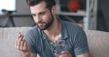 لو عندك اكتئاب ومش في المود.. احذر نقص هذا الفيتامين بجسمك صحة وطب الفيتامينات معادن مهمة للغاية تعمل على تعزيز جهاز المناعة لديك، ودعم النمو والتطور