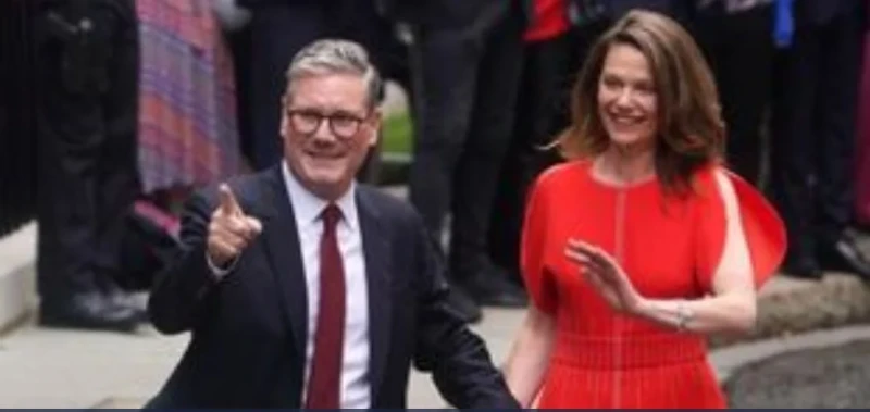 سؤال لرئيس الوزراء : مين بيدفع ثمن فساتين زوجتكملابس راقية لزوجة رئيس وزراء بريطانيا، وضعت السياسي الرفيع الذي تولى قبل أشهر منصبه، في قفص الانتقادات.وذكرت صحيفة صنداي تايمز يوم ال