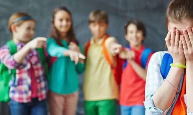نصائح لحماية ابنك من التعرض للتنمر في المدرسة.. حافظ على صحته النفسية منوعات يعتبر التنمر سلوك متكرر ومتعمد يهدف إلى إيذاء شخص آخر، سواء كان ذلك جسديا أو لفظيا أو اجتماعيا، وبالتزا