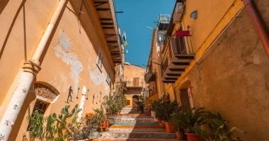 مدينة إيطالية تحظر عددا من الهدايا التذكارية المرتبطة بالمافيا لتحسين سمعتها المرأة والمنوعات فى عام 2023، تم اختيار أجريجينتو، وهى مدينة تقع على الساحل الغربى لصقلية، كعاصمة للثقا