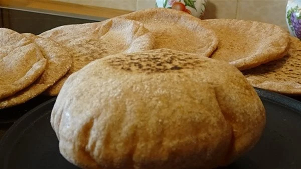 طريقة عمل العيش الدايت على البوتاجاز يعد العيش الدايت مطلبا جماهيريا لكل فرد فى الأسرة يريد الحفاظ على وزنه وصحته ولكن تكلفة شرائه قد تكون مرتفعة فضلا عن عدم ضمان الجودة فى الأنواع