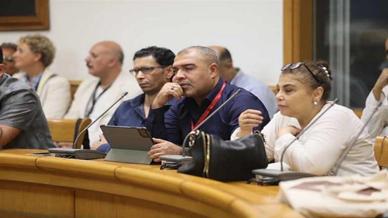 نقاد وأساتذة مسرح يناقشون تعويم الهوية المسرحية بأولى ندوات مهرجان المسرح التجريبي تعرف على التالي نقاد وأساتذة مسرح يناقشون تعويم الهوية المسرحية