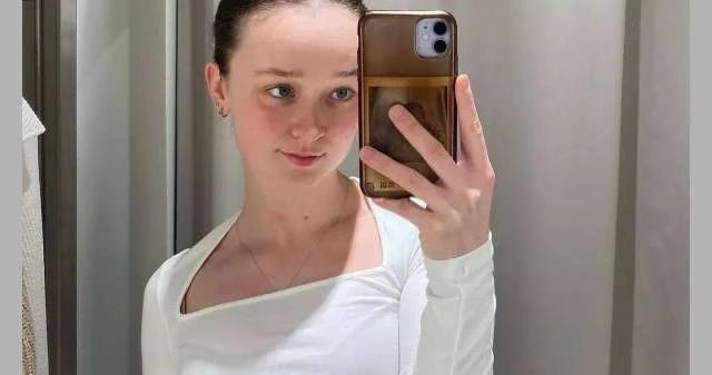 مدمنة على الانشغال.. شابة تدير 7 وظائف دون إجازة لايف ستايل تعمل كلوي وودروف، البالغة من العمر 21 عاما من ديربي، في سبع وظائف مختلفة دون الحصول على إجازة، حيث تقول إنها تستمتع بقائ