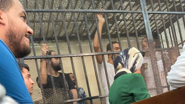 خايف ومتوتر.. أول ظهور ل اللاعب أحمد ياسر المحمدي من داخل قفص الاتهام بدأت منذ قليل محكمة جنايات القاهرة، جلسة محاكمة اللاعب أحمد ياسر المحمدي، على