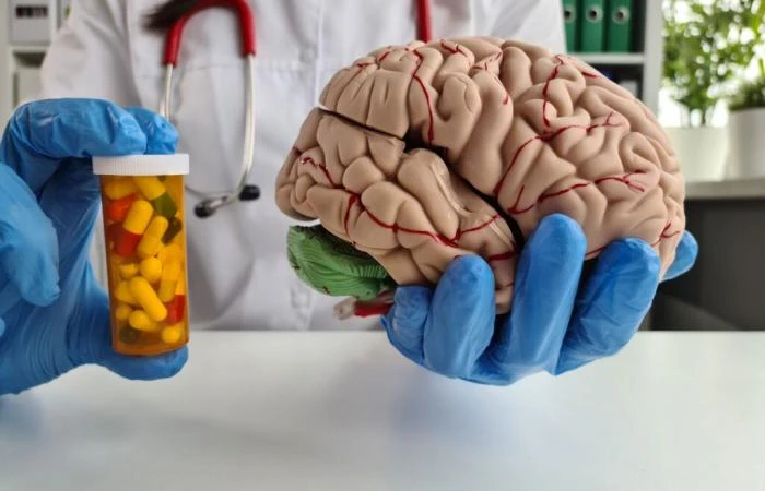 أظهرت أبحاث سابقة ارتباط الخطورة المرتفعة للإصابة بمرض ألزهايمر بالعديد من المخاوف الصحية من ضمنها النمط الثاني من مرض السكري، والبدانة، وارتفاع الكولسترول، والسكتة الدماغية، بالإض