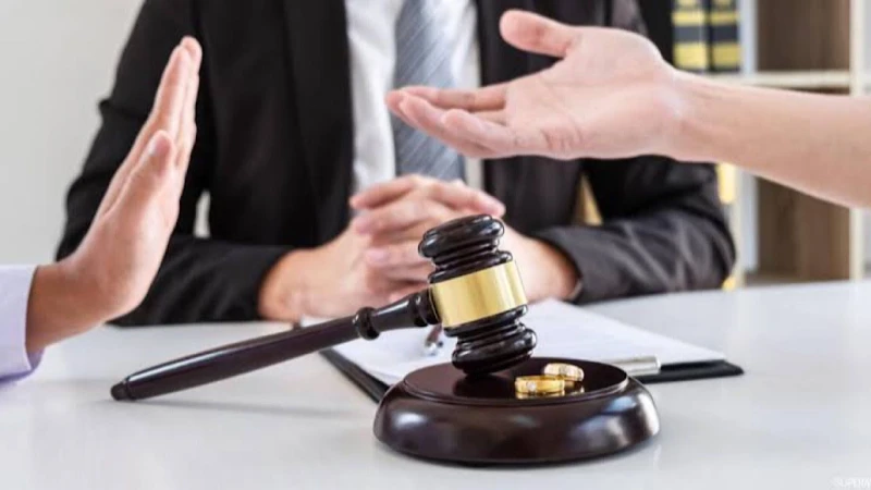 زوج يطلق زوجته في حفل زفافها بسبب الفستان اخر خبر قام عريس مغربي بتطليق زوجته خلال حفل زفافهما، بعد اعتراضه على فستانها، حيث أمرها بارتداء الزي التقليدي ، كونه من أصول أمازيغية، ول