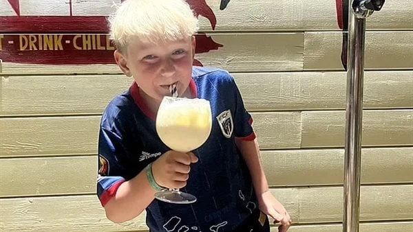 طفل بريطاني يتعرض لجروح مؤلمة بعد الصن بلوك.. لن تتوقع السبب تعرض تلميذ بريطاني لحروق شمس بالغة أثناء العطلة لدرجة أنه احتاج إلى إجراء عملية جراحية بعد ظهور بثور مؤلمة في جميع أنحا