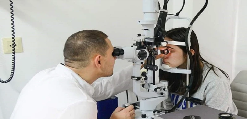 مخاطر إعتام عدسة العين صحة تحدث البروفيسور فياتشسلاف كورينكوف أخصائي طب وجراحة العيون عن مخاطر إعتام عدسة العين (الساد)، إذا لم يعالج في الوقت المناسب.ويشير البروفيسور إلى أن 500 م