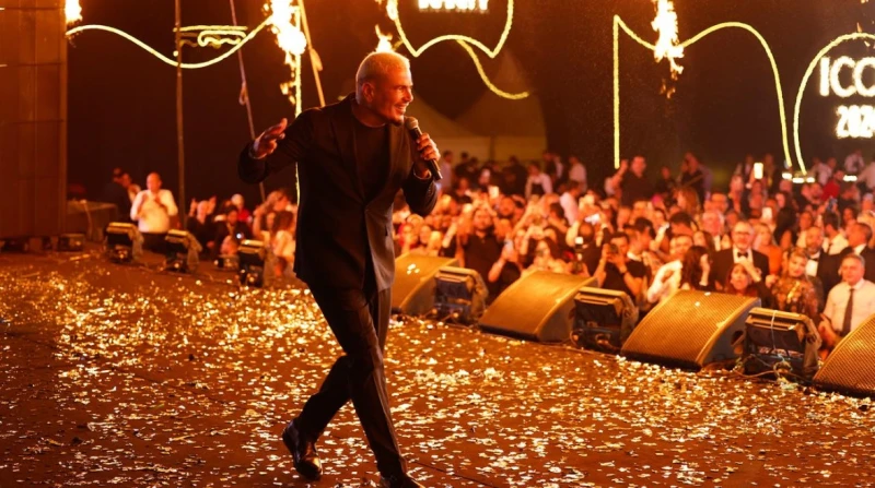 ليلة أسطورية لالهضبة أمام الأهرامات.. صورليلة أسطورية لالهضبة أمام الأهرامات.. صور-----