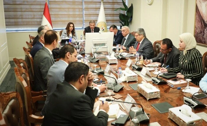 وزيرا التنمية المحلية والزراعة يعقدان اجتماعا مع المحافظين عبر الفيديو كونفرانسعقدت الدكتورة منال عوض وزيرة التنمية المحلية، وعلاء فاروق وزير الزراعة