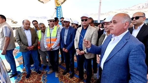 وزير الإسكان يتفقد مشروع ازدواج ورفع كفاءة طريق مطار سانت كاترين تفقد المهندس شريف الشربيني، وزير الإسكان والمرافق والمجتمعات العمرانية،فى مستهل زيارته لمدينة سانت كاترين، مشروع از