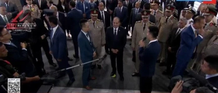 الرئيس السيسي يتفقد صالة العرض الذكية بمعرض مصر الدولى للطيران والفضاء 2024أجرى الرئيس عبد الفتاح السيسي، جولة تفقدية بصالة العرض الذكية، خلال