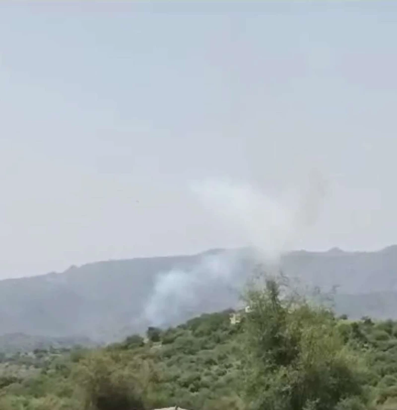 ضربة عسكرية غير معلنة تستهدف هذا المكان في إب(صورة) _اخر الاخبار قال الناشط ابراهيم عسقين:هذا الاسبوع للمرة الرابعة يقصف معسكر الحمزة في محافظة اب والذي يسيطر عليه الحوثيين ..واضاف