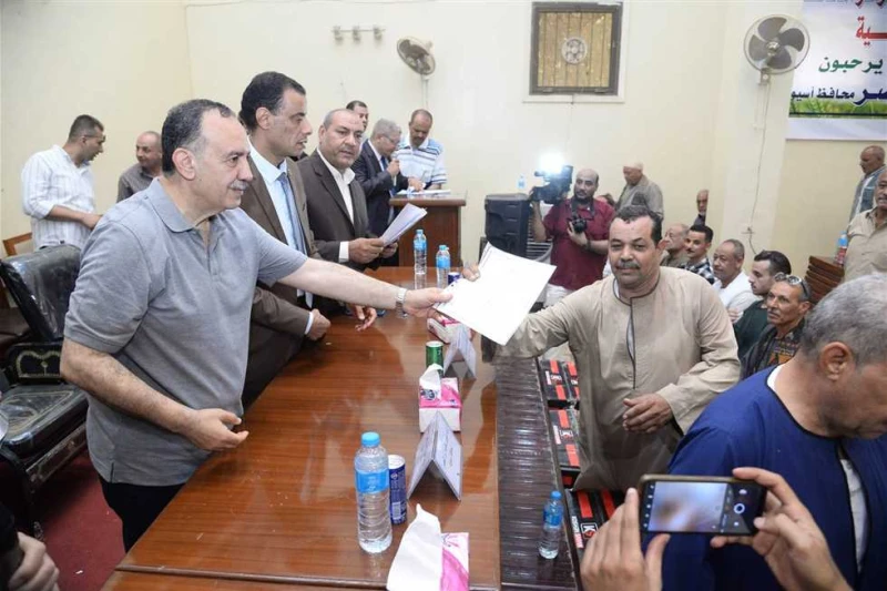 احتفالا بعيد الفلاح.. محافظ أسيوط يسلم عقود استصلاح ومعدات زراعية للمتميزين إنتاجيا شهد اللواء دكتور هشام أبوالنصر محافظ أسيوط، اليوم الاثنين،
