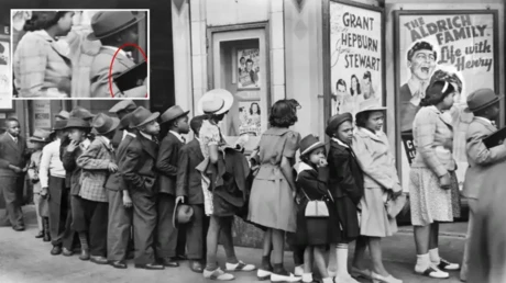 صورة من عام 1941 تثير جنون رواد مواقع التواصل.. صبي غامض سافر عبر الزمن صحبة ! متفرقات وتم التقاط الصورة القديمة في عام 1941، من قبل إدوين روسكام في ساوث سايد شيكاغو، وتظهر مجموعة