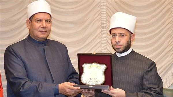 وزير الأوقاف يهدي درع الوزارة للدكتور نوح عبد الحليم العيسويكرم معالي الأستاذ الدكتور أسامة الأزهري وزير الأوقاف الدكتور نوح عبد الحليم العيسوي رئيس