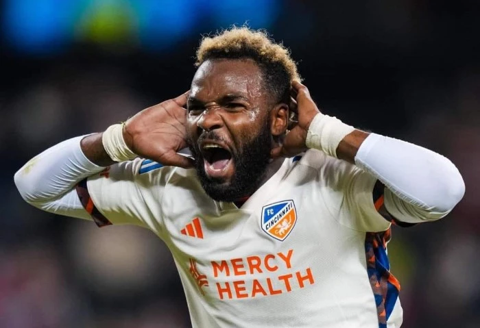 بعد وصوله رومانيا، تعليق صادم من آرون بوبيندزا عن الزمالك (فيديو) تفاصيل جديدة، شهدتها الساعات الأولى من صباح اليوم بشأن أزمة اللاعب الجابوني آرون