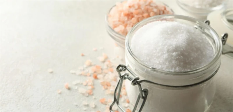 تأثير التوقف عن تناول الملح على الصحة.. هذا ما يجب عليك معرفته صحة يعتبر الملح من أساسيات المطبخ اليومية، لكن هل يعلم الجميع أن التوقف عن استخدامه قد يحمل آثارا سلبية على الصحة؟ قد