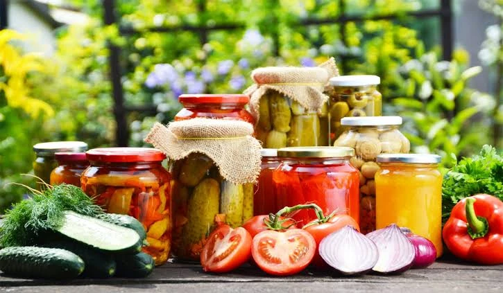 فوائد صحية مذهلة للمخلل.. تعرف عليهاهل تراود فى رأسك يوما ما الذي تقوم المخللات بإضافته إلى نظامك الغذائي بإستثناء مذاقها الجذاب؟.بداية من تقليل آلام العضلات حتى المساعدة في إزالة