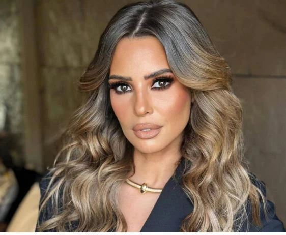 بالفيديو - إيمان العاصي تحتفل بيوم ميلادها بالرقص مع ابنتها افاق عربية - نشرت الفنانة إيمان العاصي على خاصية القصص المصورة الملحقة على حسابها الخاص