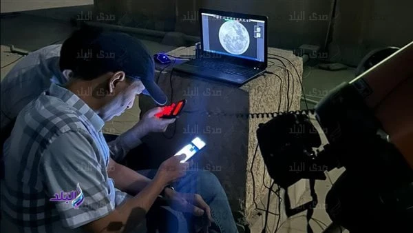 الآن .. بدء ذروة ظاهرة خسوف القمر تشهد سماء مصر الآن ذروة خسوف القمر الجزئي، حيث غطت الأرض جزءا من ضوء الشمس المنعكس على سطح القمر، مما يؤدي إلى