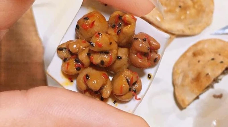 محشي وكشري وحلاوة مولد صلصال.. عزة عاطف تعجن ما لذ وطاب بين يديها، تتحول كتل الصلصال إلى أطباق مصرية شهية، مصغرة بحجم لا يتجاوز بضعة سنتيمترات، لكنها نابضة بالحياة والتفاصيل.فن الم