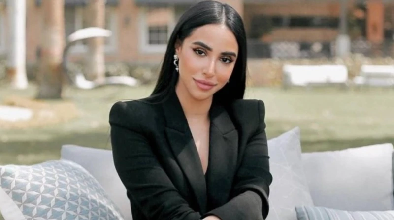 آية سماحة تثير دهشة جمهور الزمالك بمنشور عن زيزو ودعت الفنانة آية سماحة، أحداث مسلسل عمر أفندي الذي تشارك في بطولته، قبل ساعات قليلة من عرض الحلقة