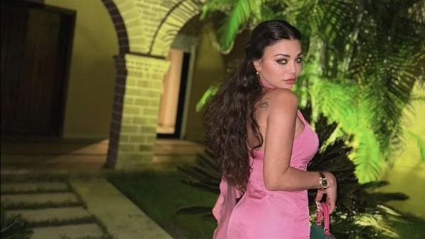 بمبي بمبي.. أحدث ظهور ل هيفاء وهبي في الساحل الشمالي شاركت الفنانة هيفاء وهبي صور جديدة لها من الساحل الشمالي مع متابعيها على صفحتها الشخصية بموقع