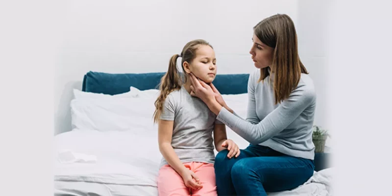 علاج التهاب الحلق عند الأطفال في المنزلالتهاب الحلق عند الأطفال هو حالة شائعة يمكن أن تكون ناتجة عن العديد من الأسباب. الأعراض تشمل الألم أو الحكة في الحلق، وصعوبة في البلع، وقد يص