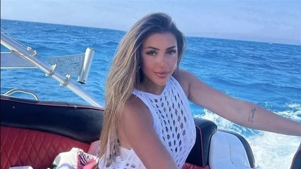 سارة سلامة تثير الجدل بإطلالة بملابس البحر.. والجمهور يعلقخضعت الفنانة سارة سلامة لجلسة تصوير جديدة أثناء قضاء عطلتها الصيفية وشاركت جمهورها عبر