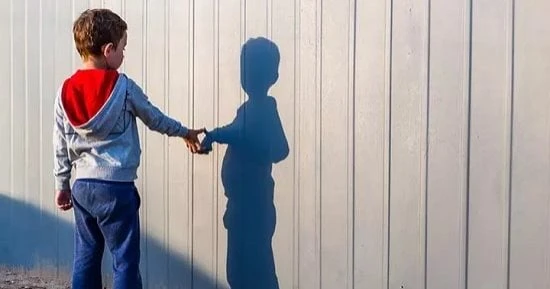 هل صادفت يوما طفلك يحكي لك عن أشخاص يراهم، أو يتحدث إليهم بل ويلعب معهم في مكان بصحبة أطفال غريبة، قد تكون الهلوسة ممتعة إذا كان ذلك حلما، أو خطرا