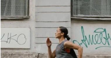 6 خطوات ونصائح تشد جسمك من غير جيم.. المشي هيفرق المرأة والمنوعات الذهاب إلى صالات الجيم وممارسة التمارين الرياضية من أهم العادات التي ينصح بها يوميا للحفاظ على الجسم وتجنب زيادة ا