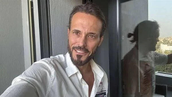 نجوم الفن: ظهور يوسف الشريف بديل حصان يثير التساؤلات.. لوك جديد أم دور جديد؟ يوسف الشريف.. شهد عزاء والد المنتج طارق الجنايني الذي أقيم في مسجد