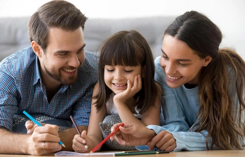 كيف تحسنين نفسية طفلك وتدعمين شخصيته الاجتماعية؟ عادة ما يبذل الآباء مجهودا كبيرا من أجل صحة الطفل الجسمانية ودراسة الطفل، وطرق تربية الطفل، بينما يغفل كثيرون منهم الاهتمام بما يتع