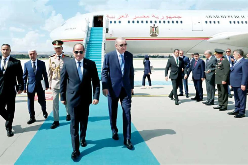 السيسي في تركيا: مرحلة جديدة من التعاون والتكامل بين البلدين شهدت العاصمة أنقرة، أمس، قمة مصرية- تركية، تناول خلالها الرئيسان عبدالفتاح السيسى، ورجب