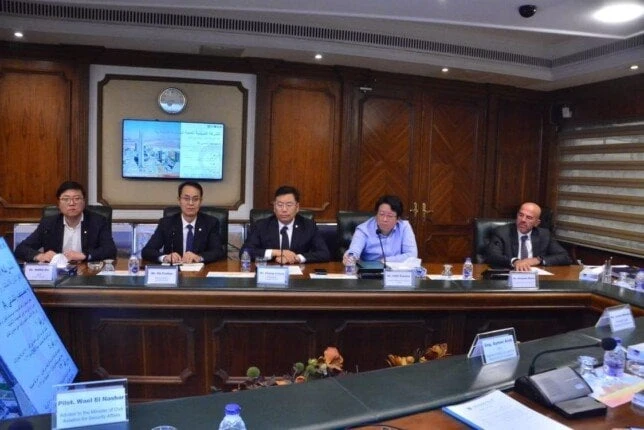 وزير الطيران المدني يناقش تطوير المطارات المصرية مع شركة الصينية (صور) جانب من لقاء وزير الطيراننجلاء غنيمالتقى الدكتور سامح الحفني، وزير الطيران المدني، بوفد من الشركة الصينية الع