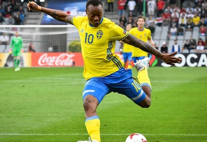 أحرز 140 هدفا، من هو كارلوس ستراندبيرج مهاجم الأهلي الجديد؟ (فيديو) ولد كارلوس ستراندبيرج في 14 أبريل 1996، ويبلغ من العمر 28 عاما، وهو في قمة نضجه الكروي الذي يجمع بين الخبرة والط