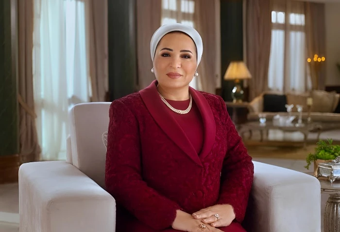 قرينة الرئيس تعزي سيدة فقدت ابنتيها في حادث قطاري الشرقية أجرت السيدة انتصار السيسي، قرينة رئيس افاق عربيةية اليوم اتصالا هاتفيا بالسيدة عزة التي فقدت ابنتيها وحفيدتها في حادث قطار