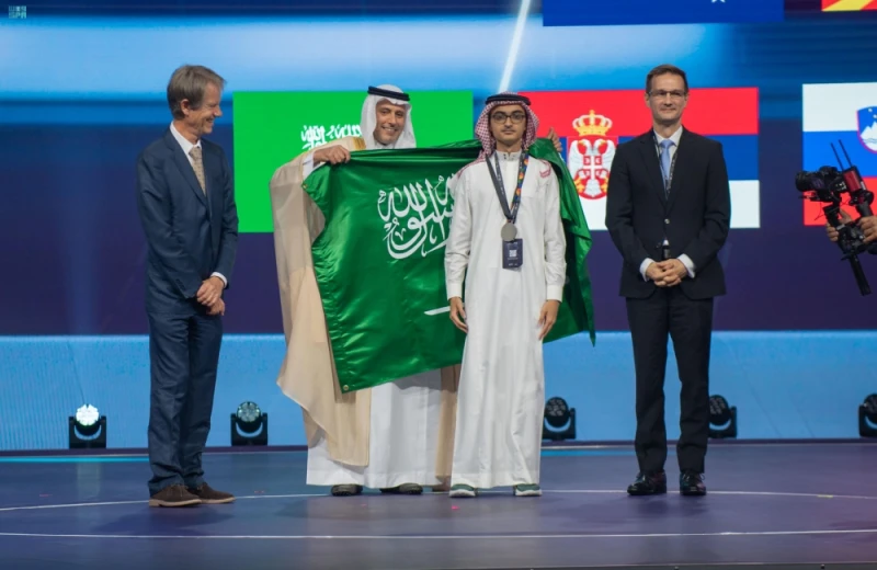 سدايا تتوج 44 طالبا من 25 دولة في أولمبياد الذكاء الاصطناعي الحياة كرم مدير مركز المعلومات الوطني في سدايا عصام بن عبدالله الوقيت، الفائزين في الأولمبياد الدولي الأول للذكاء الاصطن