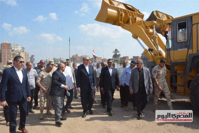 محافظ الغربية يتفقد استعدادات المعدات لمجابهة الأزمات والكوارث صقر 138 تفقد اللواء أشرف الجندي محافظ الغربية، يرافقه الدكتور محمود عيسى نائب المحافظ