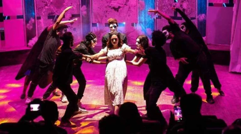 حسام الصياد: وشي في وشك تجرد الشخصيات من أقنعتها شهد مسرح نهاد صليحة بأكاديمية الفنون مؤخرا أولى عروض فرقة تفاكيك المسرحية الجديدة، إذ قدمت عرضها